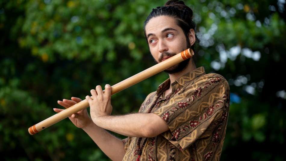 Live musician performing for an outdoor Chia Lounge evening