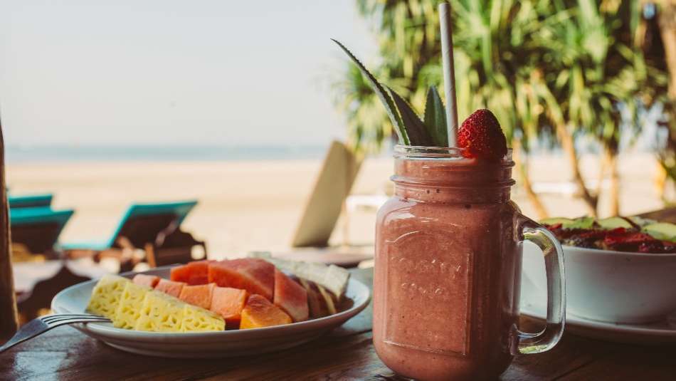 Breakfast and smoothie served at Chia Lounge by the beach